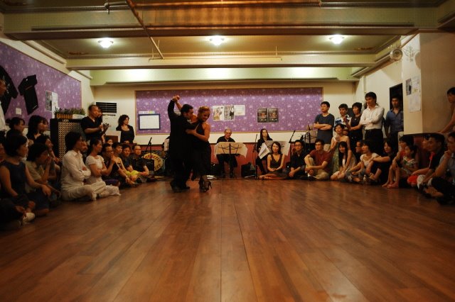 Cecilia y Oscar junto a Los Ciudadanos del Tango