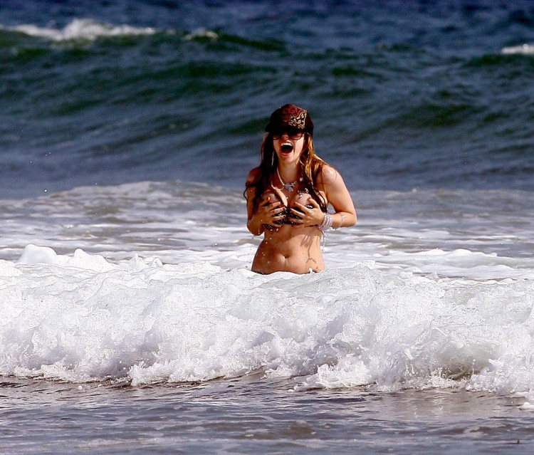 [avril-lavigne-bikini-01-750x639.jpg]