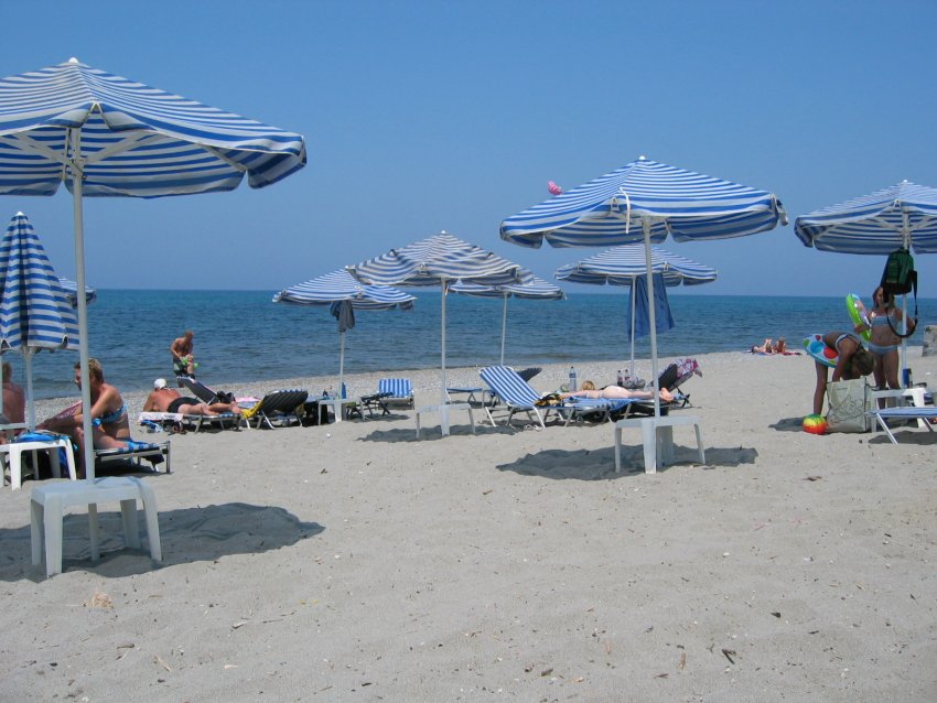 Par gör kön på stranden framför människor Par gör kön på stranden framför människor
