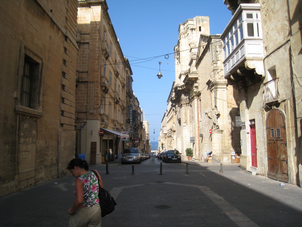 Valletta - Seitenstraße mit Blick aufs Meer Valletta - Seitenstraße mit Blick aufs Meer