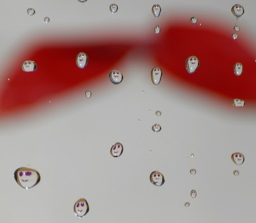 Come fotografare le gocce d'acqua e riflettere al loro interno delle faccine