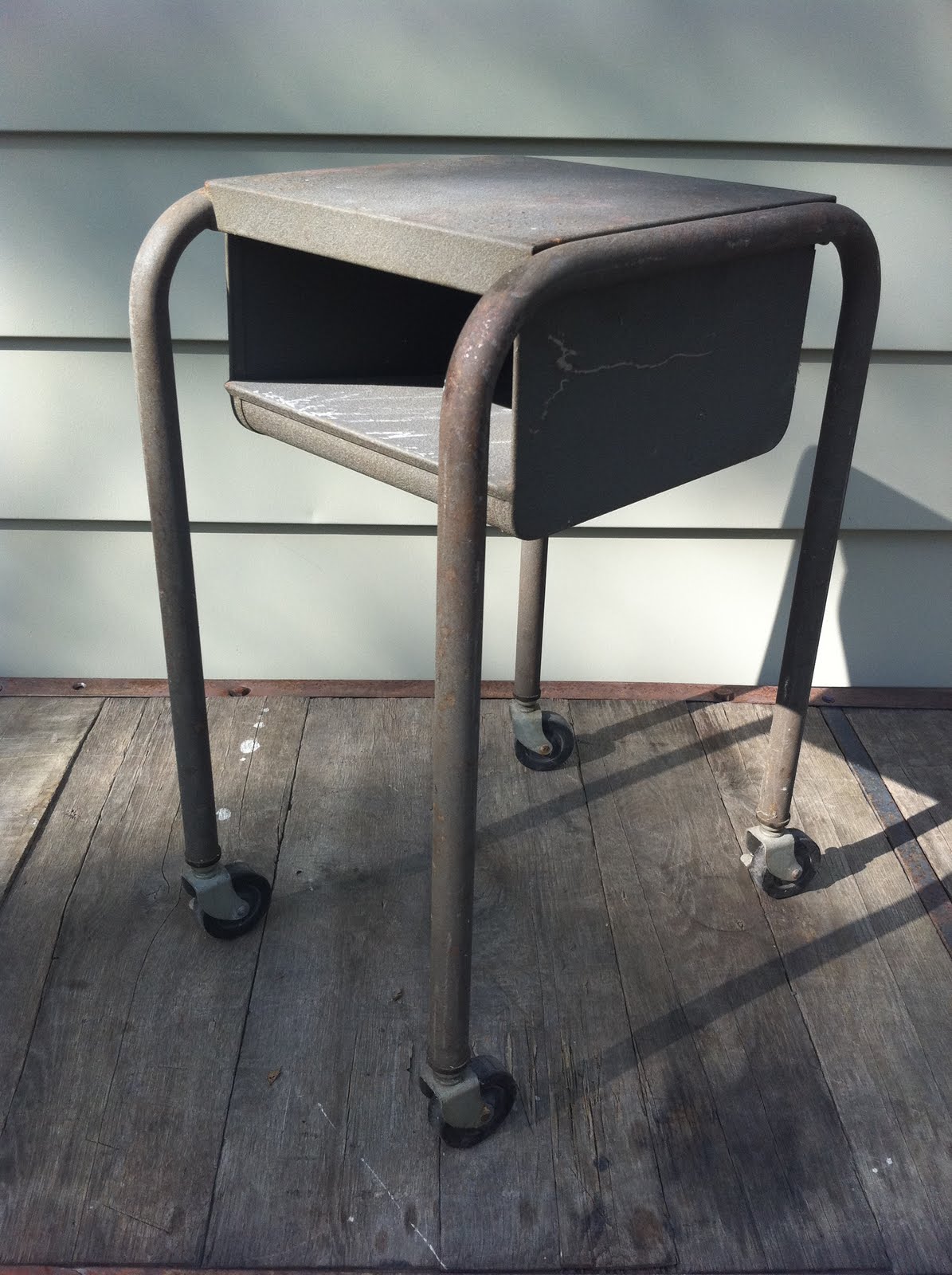 FarmFreshKC METAL SIDE TABLE ON CASTERS 40﻿