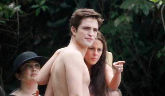 http://4.bp.blogspot.com/_uJQc5IVtnm8/TN9zTxuKJzI/AAAAAAAAFPM/yKpNsaYBekk/s1600/Breaking+Dawn+RK+SWIM7+560x326+Breaking+Dawn+Filming+News+Robert+Pattinson+%2526+Kristen+Stewart+Filming+In+The+Ocean+In+Paraty%2521+bella+swan.jpg