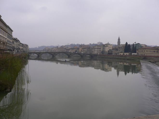 Arno-joki virtaa Firenzen läpi.