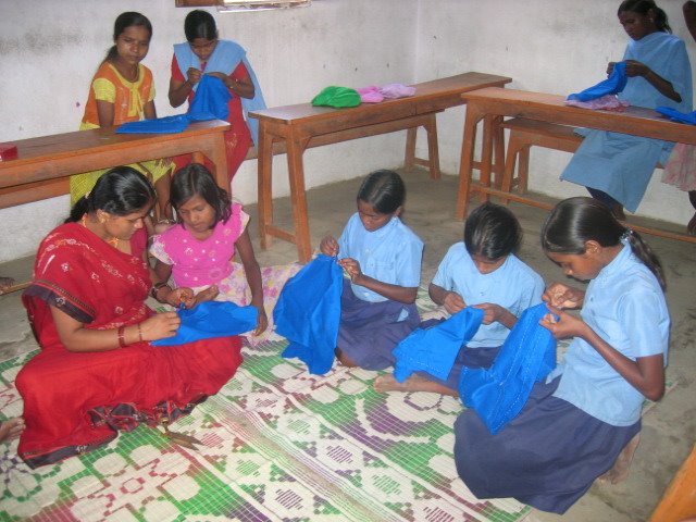 [profesora+y+niÃ±as.jpg]