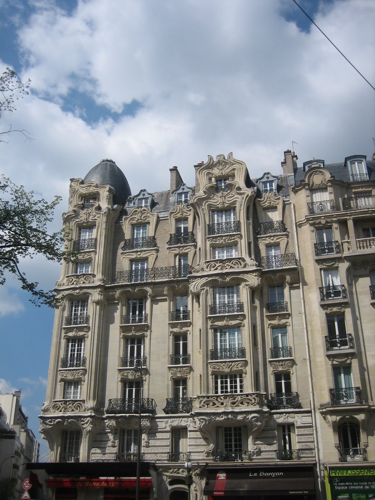 Paris, le nez en l'air 24 place Etienne