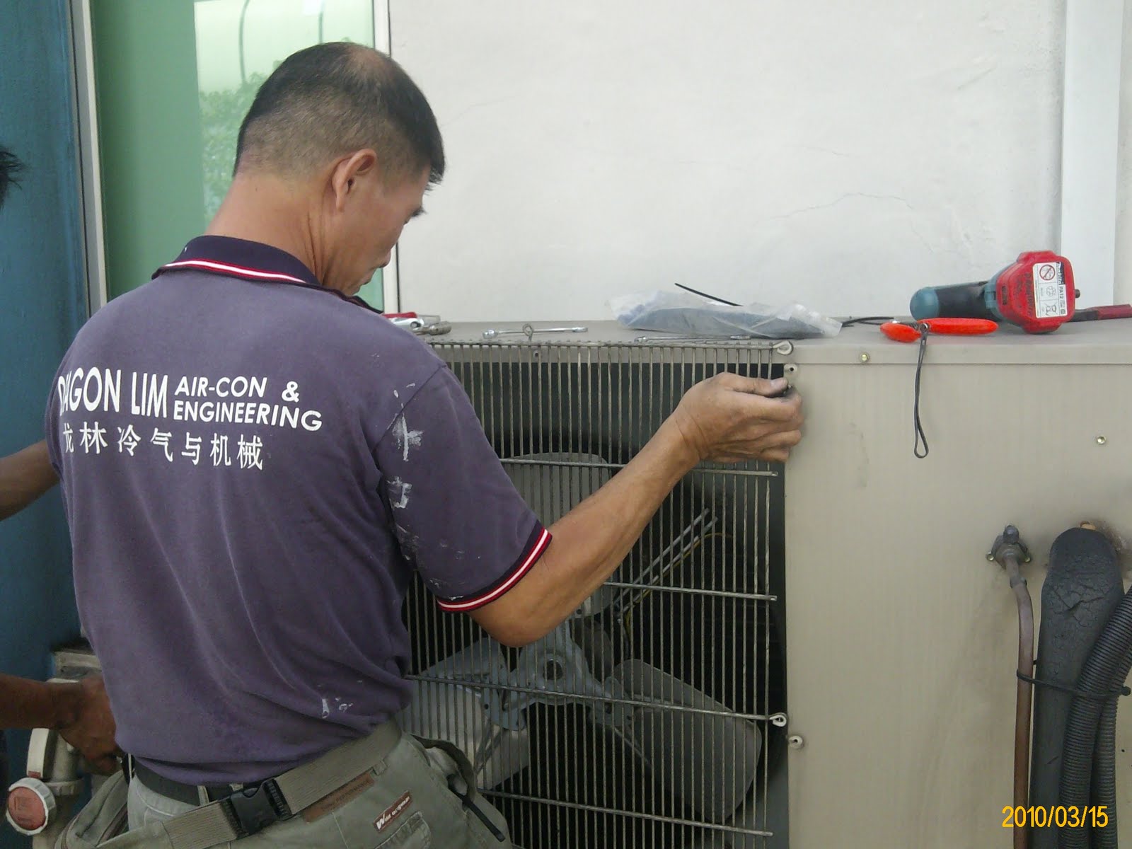 Dragonlim Aircon & Engineering Pte Ltd Engineers at work 1.