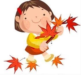 Bambina orientale sorridente con un ramo di foglie secche rosse