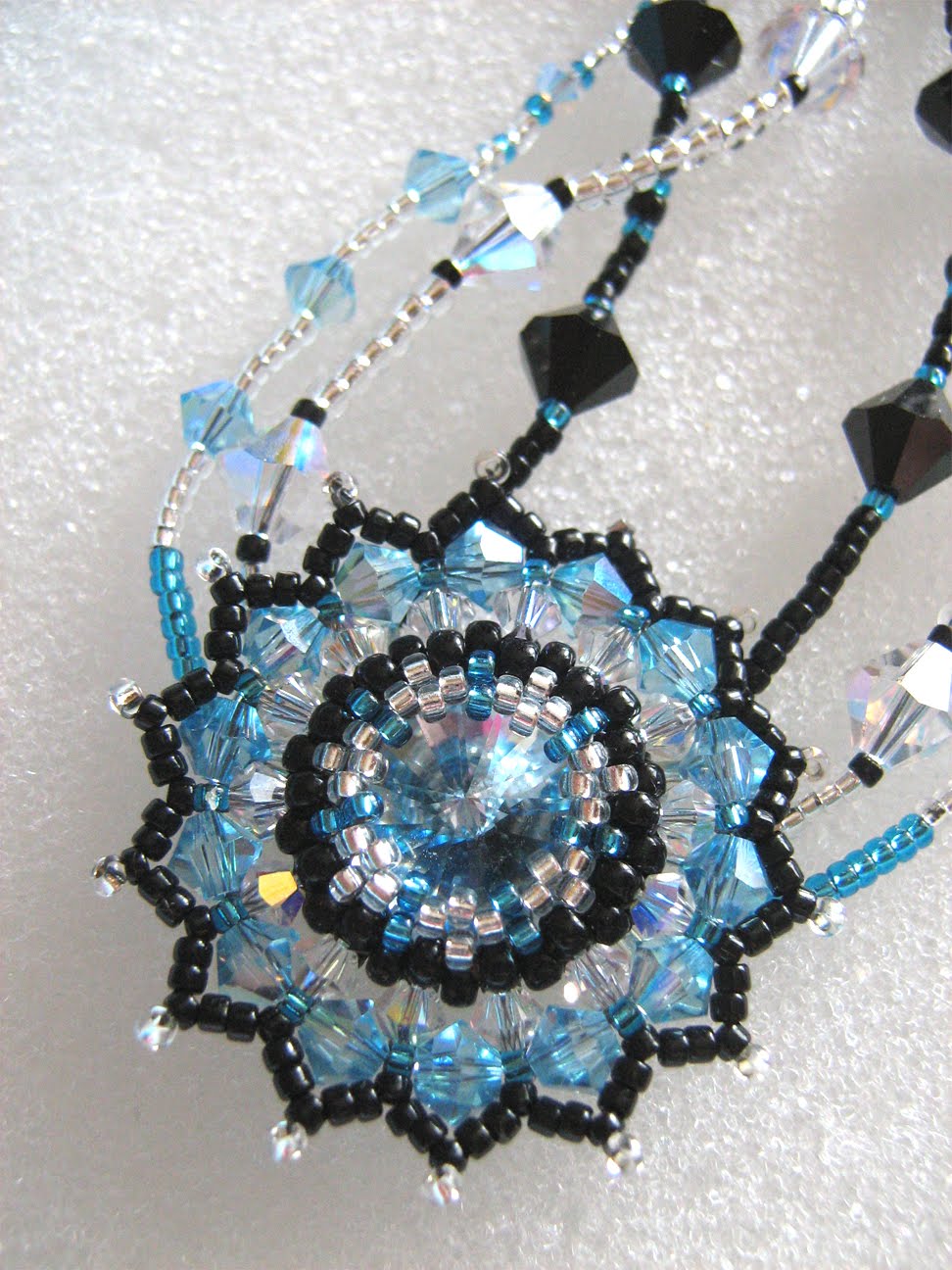 Beads Fantasy: Маленькое украшение Сваровски или "Голубой подсолнушек".