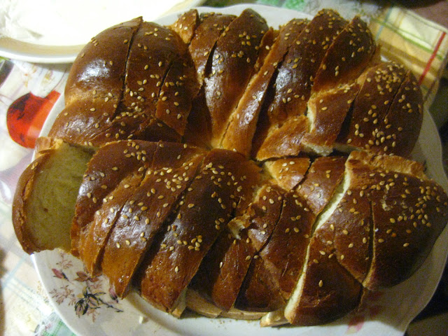 Ukrainisches Hochzeitsbrot, aufgeschnitten. Arthur und Tochter auf großer Fahrt in die Ukraine zu einer Hochzeitsfeier der ganz besonderen Art. Dazu Reisetipps für die Ukraine | Arthurs Tochter kocht von Astrid Paul. Der Blog für Food, Wine, Travel & Love Ukrainisches Hochzeitsbrot, aufgeschnitten. Arthur und Tochter auf großer Fahrt in die Ukraine zu einer Hochzeitsfeier der ganz besonderen Art. Dazu Reisetipps für die Ukraine | Arthurs Tochter kocht von Astrid Paul. Der Blog für Food, Wine, Travel & Love