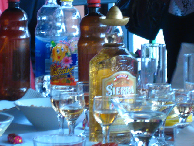 Wodka, Tequila und mehr... Arthur und Tochter auf großer Fahrt in die Ukraine zu einer Hochzeitsfeier der ganz besonderen Art. Dazu Reisetipps für die Ukraine | Arthurs Tochter kocht von Astrid Paul. Der Blog für Food, Wine, Travel & Love Wodka, Tequila und mehr... Arthur und Tochter auf großer Fahrt in die Ukraine zu einer Hochzeitsfeier der ganz besonderen Art. Dazu Reisetipps für die Ukraine | Arthurs Tochter kocht von Astrid Paul. Der Blog für Food, Wine, Travel & Love