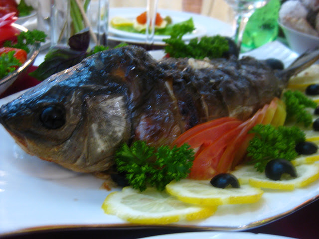 Fischgang auf der Hochzeitsfeier. Arthur und Tochter auf großer Fahrt in die Ukraine zu einer Hochzeitsfeier der ganz besonderen Art. Dazu Reisetipps für die Ukraine | Arthurs Tochter kocht von Astrid Paul. Der Blog für Food, Wine, Travel & Love Fischgang auf der Hochzeitsfeier. Arthur und Tochter auf großer Fahrt in die Ukraine zu einer Hochzeitsfeier der ganz besonderen Art. Dazu Reisetipps für die Ukraine | Arthurs Tochter kocht von Astrid Paul. Der Blog für Food, Wine, Travel & Love