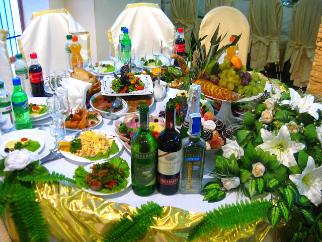 Der Tisch des Brautpaares. Wahnsinn! Arthur und Tochter auf großer Fahrt in die Ukraine zu einer Hochzeitsfeier der ganz besonderen Art. Dazu Reisetipps für die Ukraine | Arthurs Tochter kocht von Astrid Paul. Der Blog für Food, Wine, Travel & Love Der Tisch des Brautpaares! Wahnsinn! Arthur und Tochter auf großer Fahrt in die Ukraine zu einer Hochzeitsfeier der ganz besonderen Art. Dazu Reisetipps für die Ukraine | Arthurs Tochter kocht von Astrid Paul. Der Blog für Food, Wine, Travel & Love