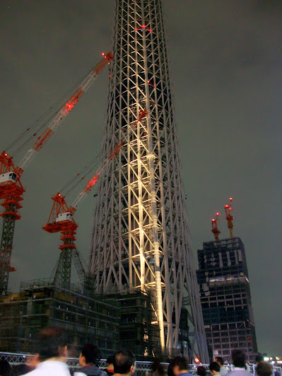 建設中の東京スカイツリーの試験点灯