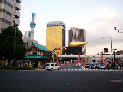 吾妻橋交差点西側から見た建設中(488m)の東京スカイツリー