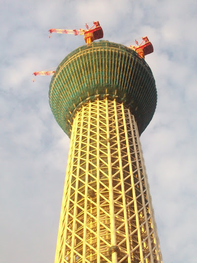 東武橋から見た建設中(408m)の東京スカイツリーの第一展望台付近