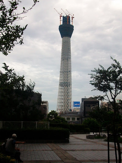 ふれあい広場から見た建設中(408m)の東京スカイツリーのズーム