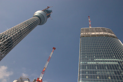 建設中の東京スカイツリーと東街区に建設中の高層棟2