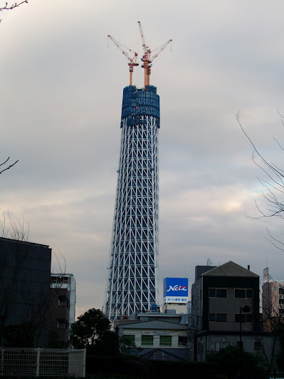 ふれあい広場から見た建設中(289m)の東京スカイツリーのズーム