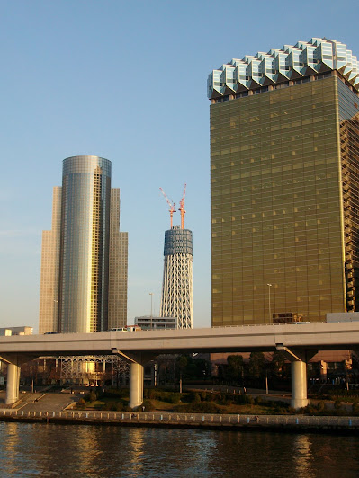 吾妻橋から見た建設中(245m)の東京スカイツリーのズーム