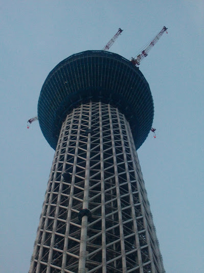 北十間川南側道路から見た建設中(398m)の東京スカイツリーのズーム