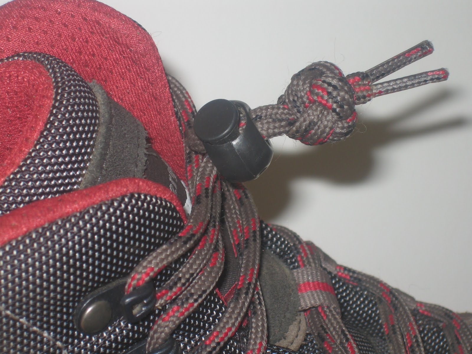 EVERYTHING PARACORD UK 550 paracord on boots...