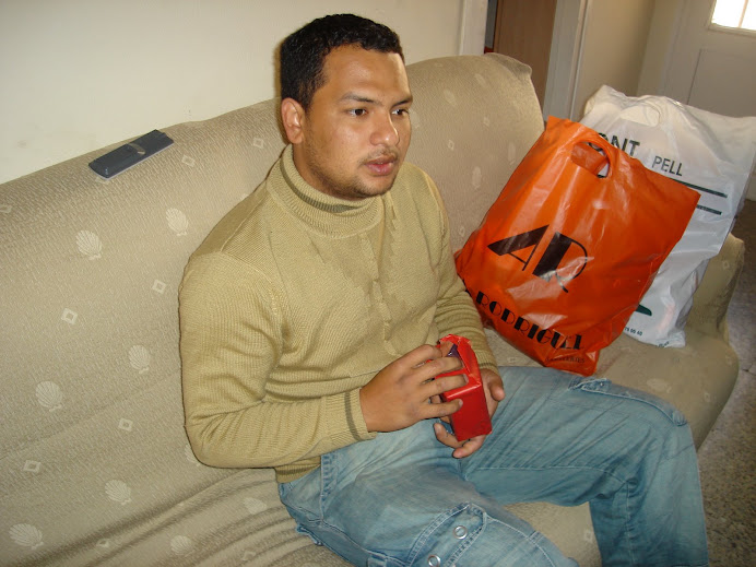 chichi habriendo su regalo de navidad