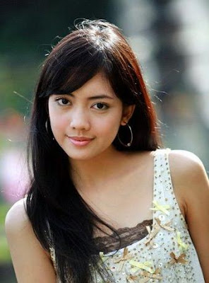  Ririn  Dwi Ariyanti adalah model aktris sinetron serta 