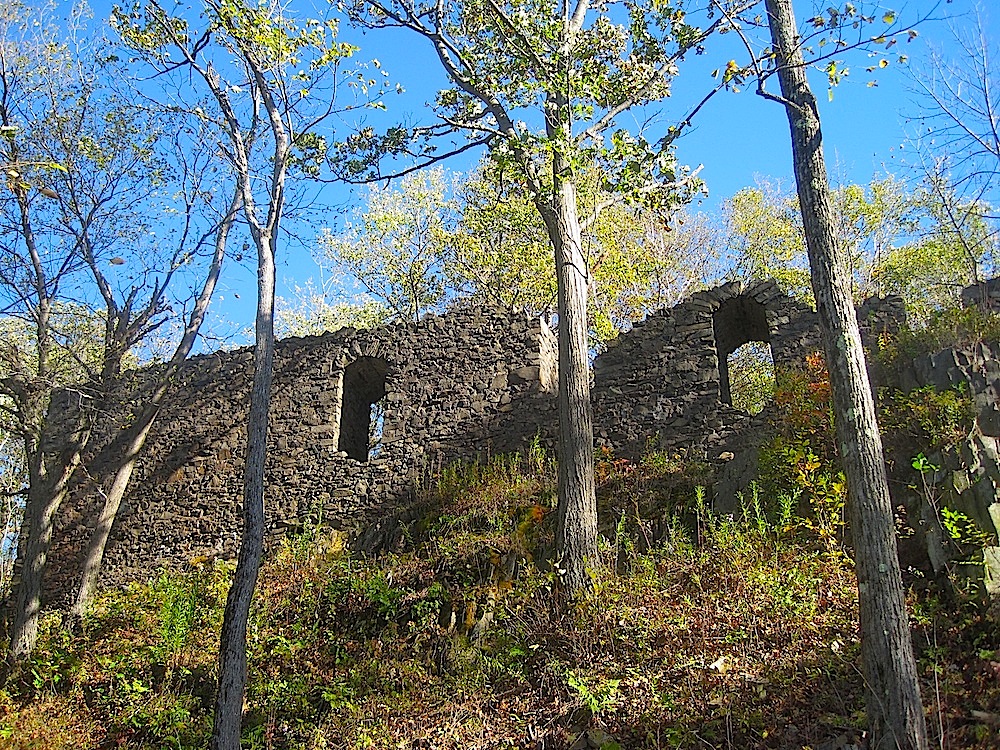 LEONARD J. LOS HOLYOKE HISTORY The Eyrie House 18611901