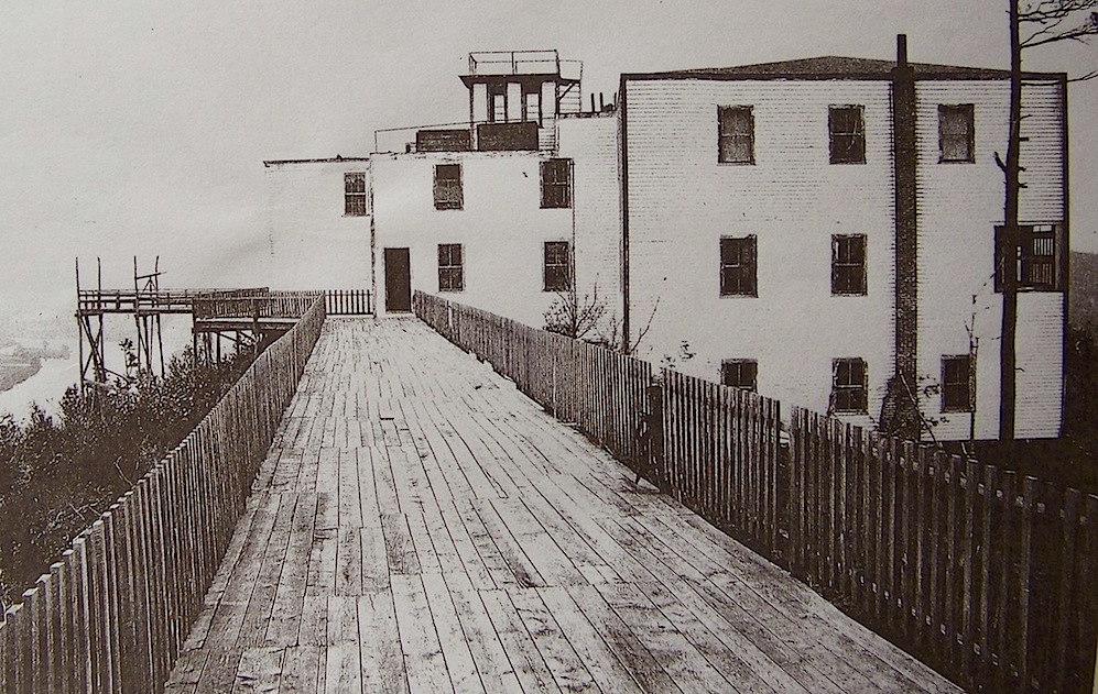 LEONARD J. LOS HOLYOKE HISTORY The Eyrie House 18611901