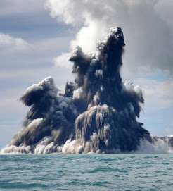 volcan en erupción en el Pacífico