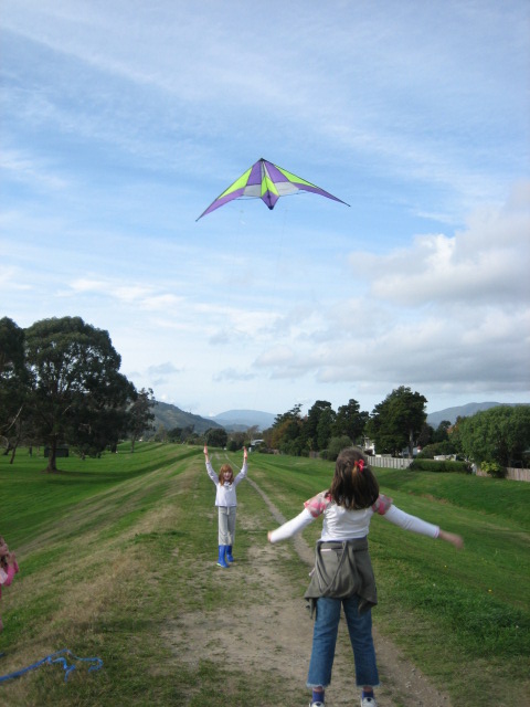 [kite+flying+maggie+&+hannah.JPG]