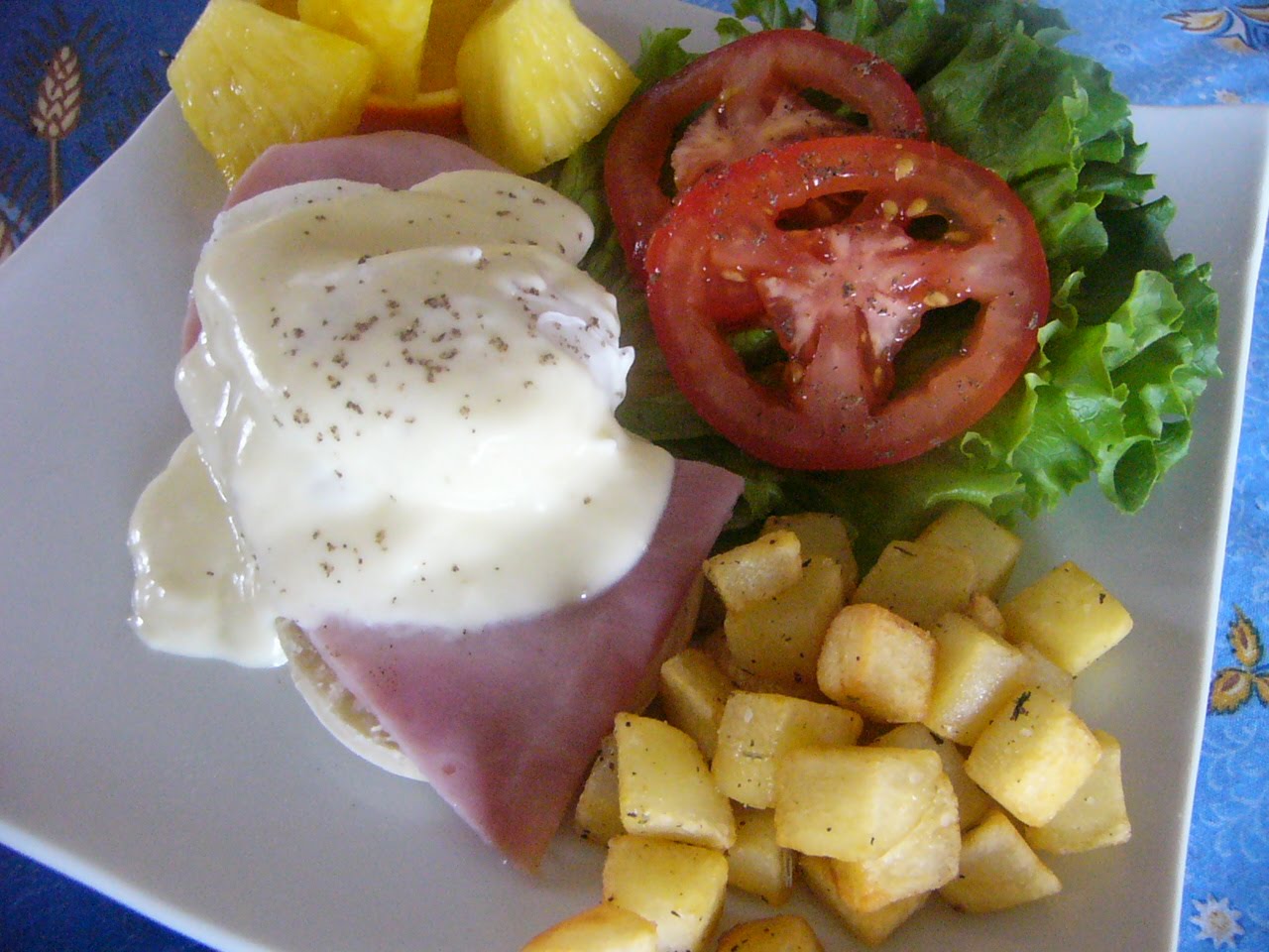Tomates cerises et Basilic Oeufs à la bénédictine, sauce hollandaise