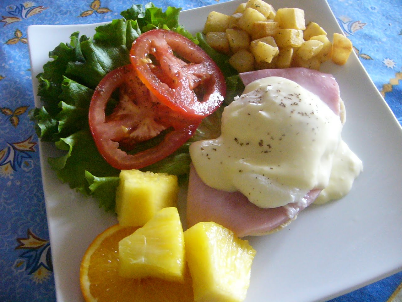Tomates cerises et Basilic Oeufs à la bénédictine, sauce hollandaise