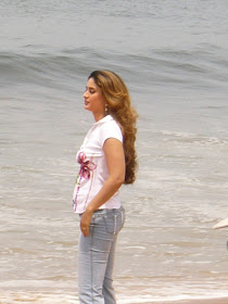 Spices Girls Pictures: Bollywood Actress Kareena Kapoor Hot Bikini ...