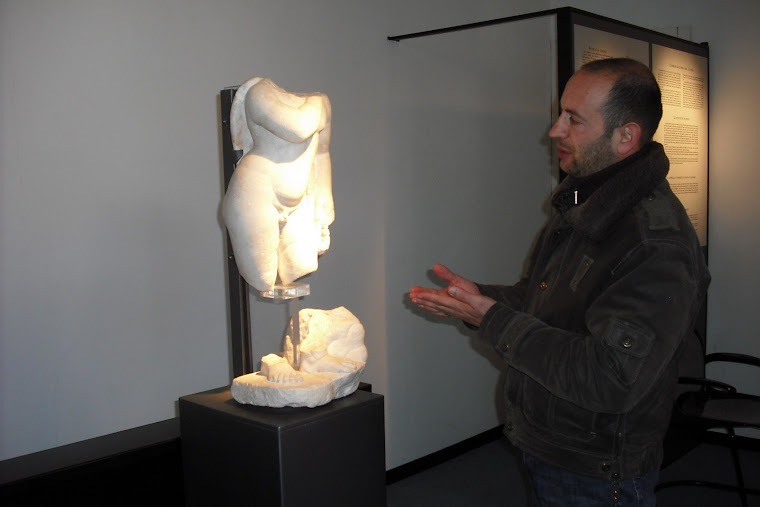 Leonardo Catucci  explaining a statue