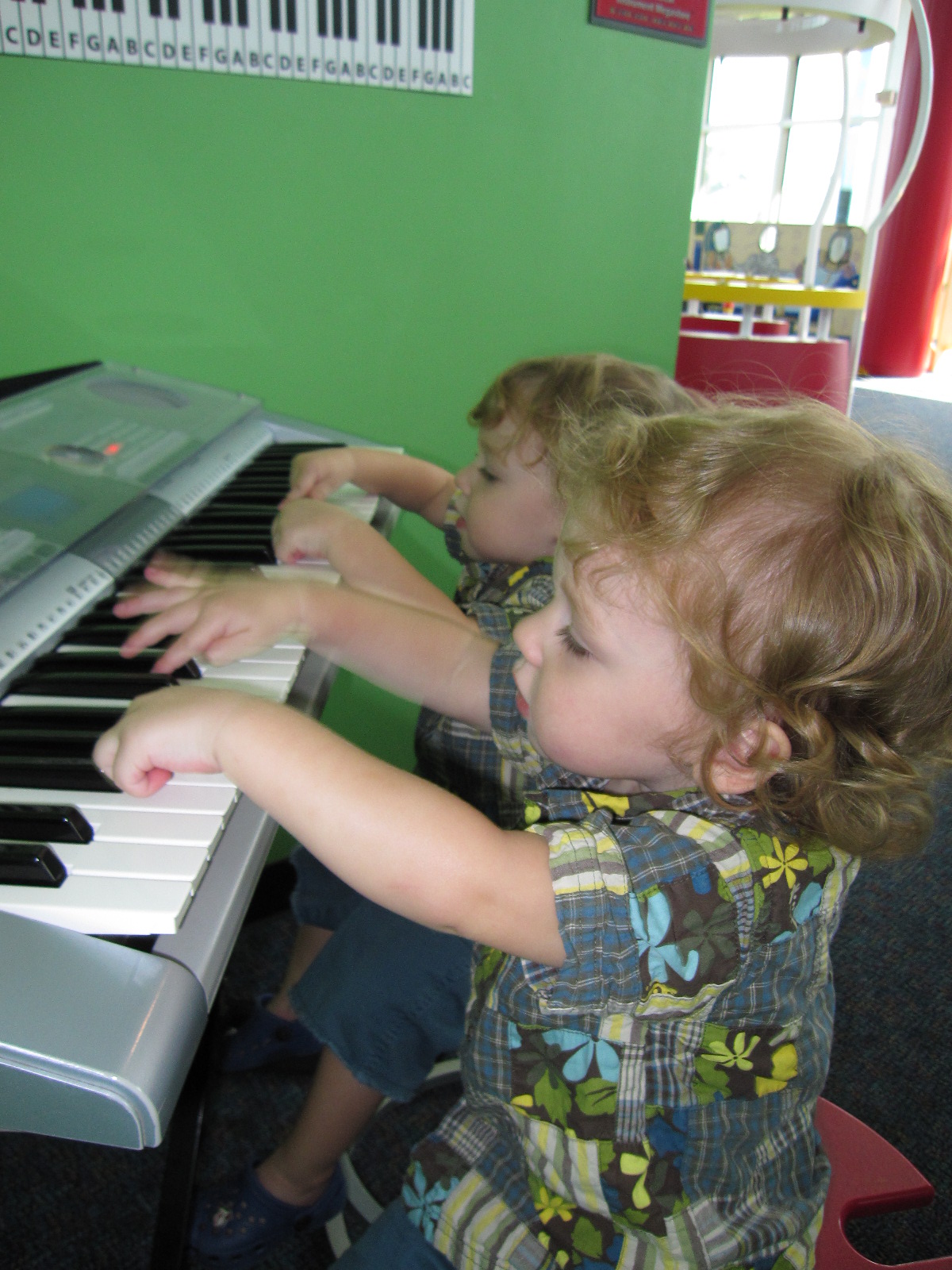 [gnr+play+piano+together.JPG]