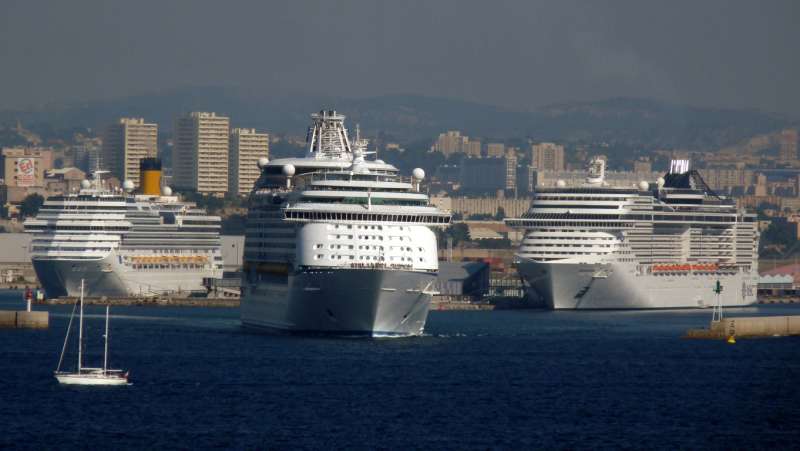 [Ship+Photo+Costa+Concordia,+Voyager+of+the+Seas+&+MSC+Fantasia.jpg]