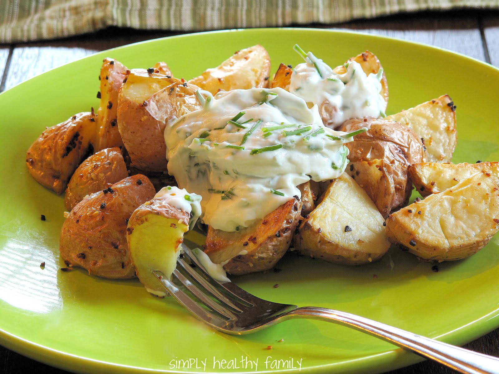 приготовить картофель в сметане. картофель запечённый в духовке с сыром. жареная картошка со сметаной. картошка под сыром в духовке. картофель в сметанном соусе.