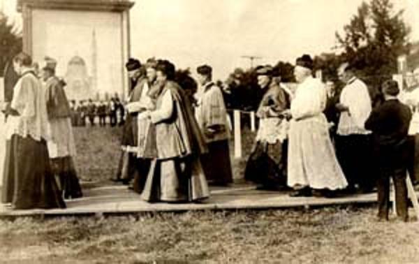 [Procession[1].jpg]