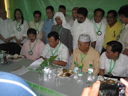 GOV.Alvarado signing the Bulacan Muslim Affair Consulative Council