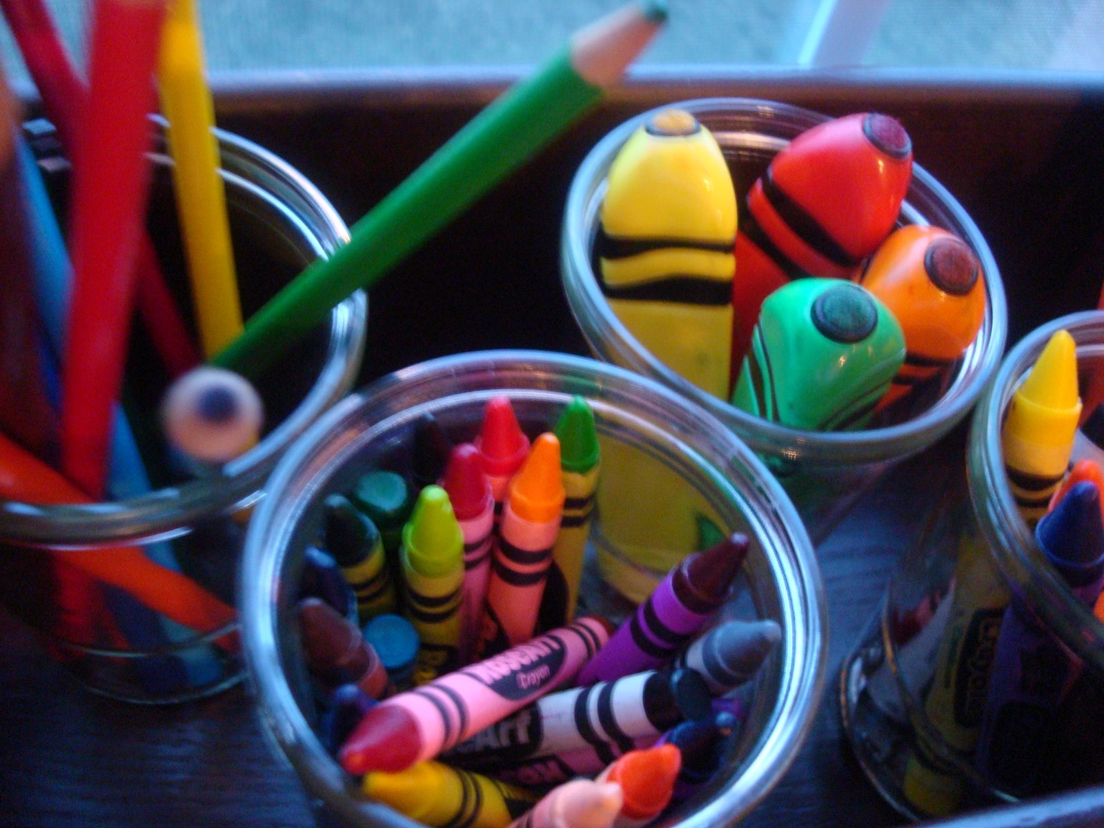 easy crayon and marker storage
