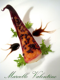 Foglia di radicchio marinato con tartare di salmone in biancolilla all'arancia e caviale malossol..