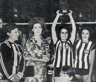 [Eunice+eleva+o+trofÃ©u.jpg]