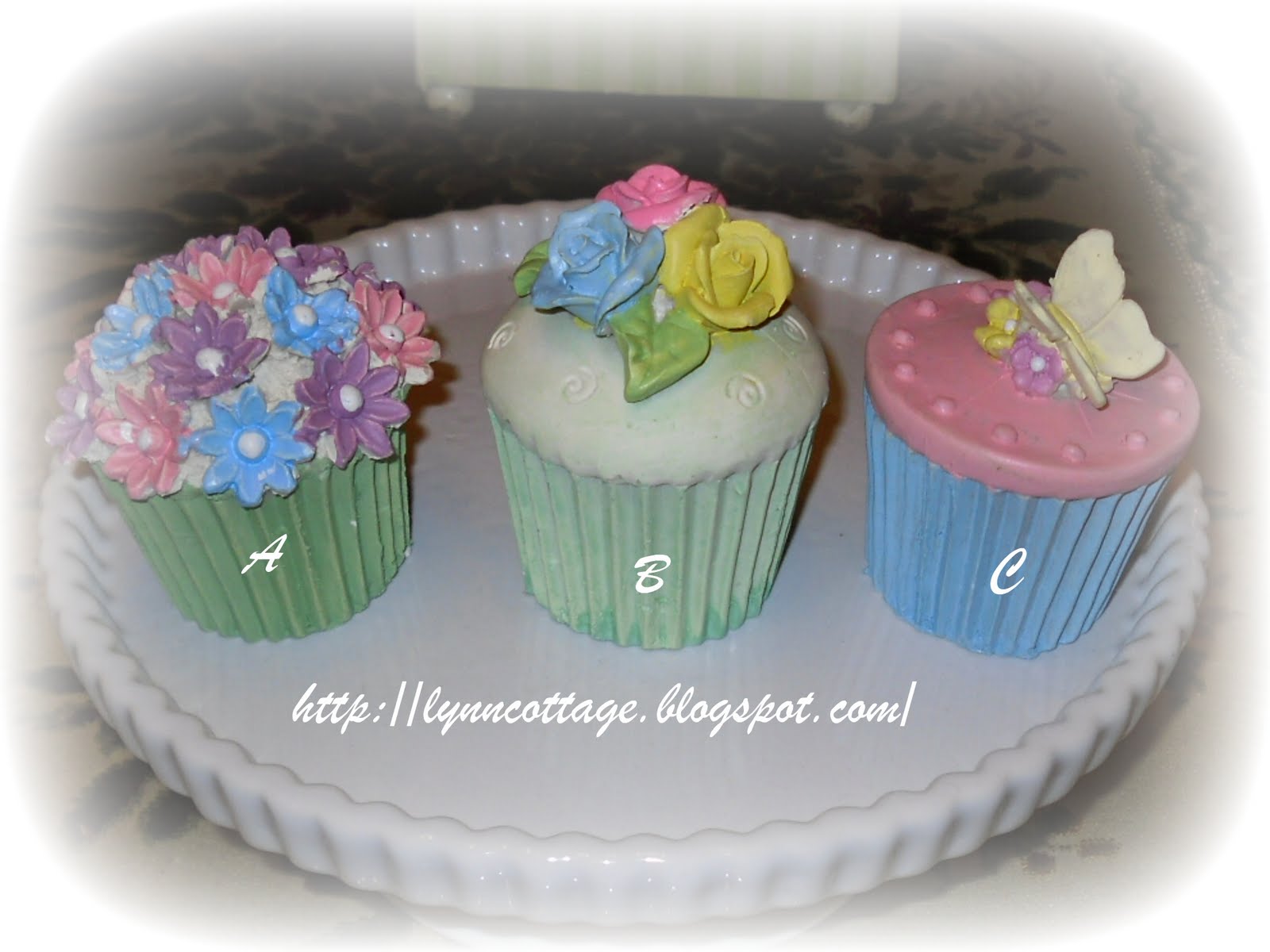 lynn's cottage CUPCAKES FOR SALE.......