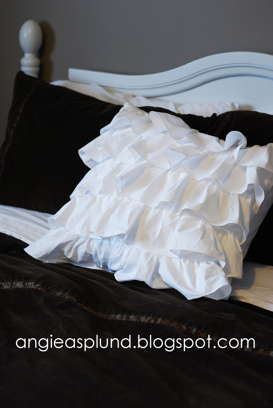[ruffle+pillow]