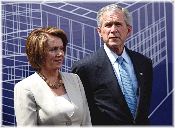Жена джорджа буша старшего. Джордж Буш младший с семьей. Жена Буша младшего. Nancy pelosi George w Bush.