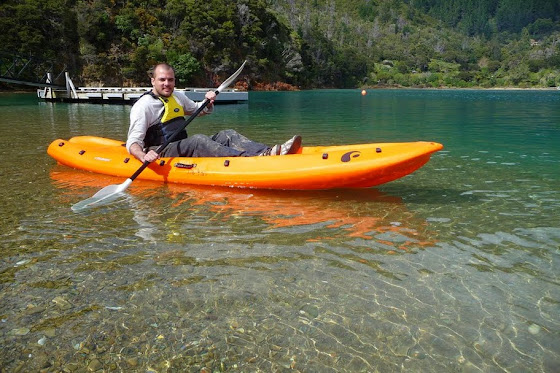 Aquí está Marcos en uno de los Kayak