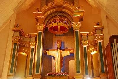 http://4.bp.blogspot.com/_w5zmQN20EOc/SbEp1DsAcaI/AAAAAAAADbI/tfitbYUT7ws/s400/philippines+quezon+city+christ+the+king+church+greenmeadows+altar.jpg