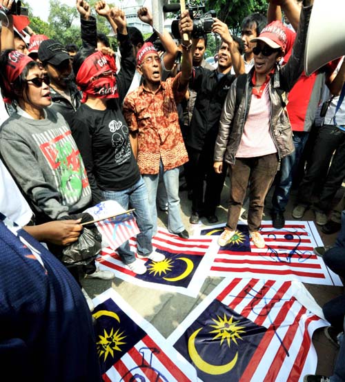 Injak najis pada Jalur Gemilang ~ DUNIA ITU